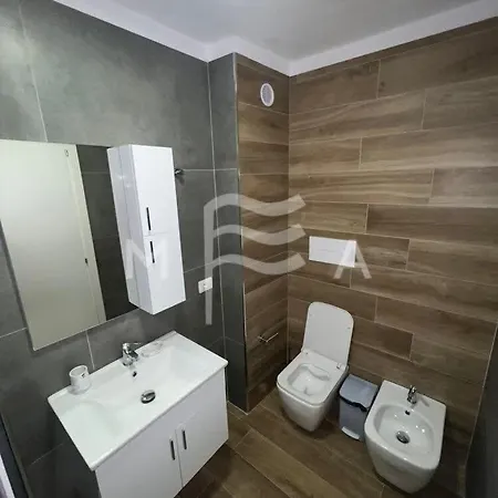 Essential 516 Durrës